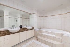 Căn hộ, 1 phòng ngủ (Spa Bath) | Phòng tắm | Đồ dùng nhà tắm miễn phí, máy sấy tóc, khăn tắm, xà phòng 