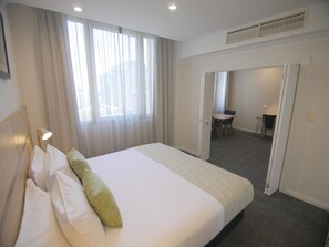 1 habitación, caja de seguridad en la habitación y escritorio 