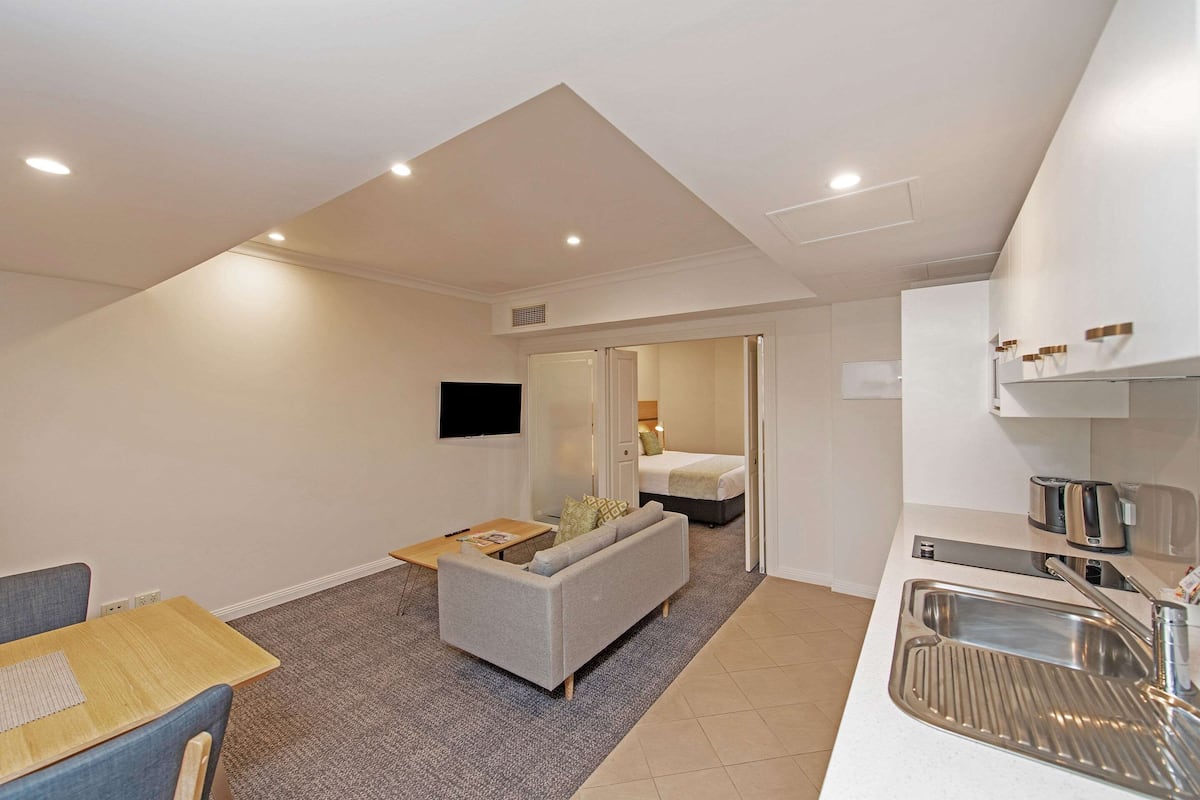 Suite, 1 cama de matrimonio grande, no fumadores | 1 dormitorio, caja fuerte, escritorio