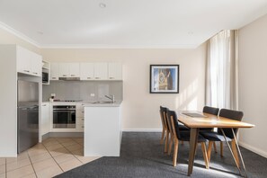 Apartment, 3 Bedrooms, Connecting Rooms | Private kitchen | Mini-fridge, microwave, stovetop, coffee/tea maker - Mantra Adelaide Central (Adelaide)