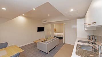 Sviitti, 1 suuri parisänky, tupakointi kielletty | 1 makuuhuone, tallelokero huoneessa, työpöytä