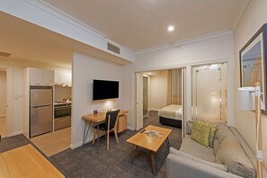 Suíte, 1 cama King, para não fumantes | 1 quarto, cofres nos quartos, escrivaninha