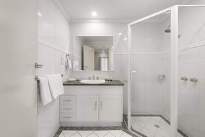 Shower, free toiletries, hair dryer, towels - Frome Apartments (Adelaide)