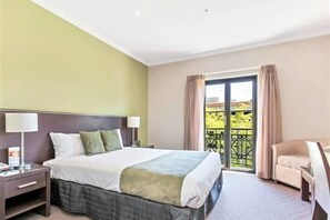 Desk, laptop workspace, iron/ironing board, cots/infant beds - Frome Apartments (Adelaide)