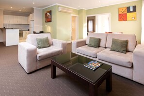 42-inch LCD TV with cable channels, TV - Frome Apartments (Adelaide)