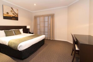 Desk, laptop workspace, iron/ironing board, cribs/infant beds - Frome Apartments (Adelaide)