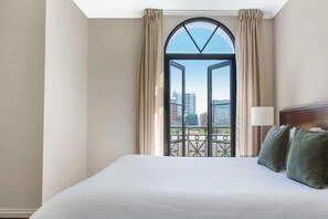 Desk, laptop workspace, iron/ironing board, cribs/infant beds - Frome Apartments (Adelaide)