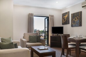 42-inch LCD TV with cable channels, TV - Frome Apartments (Adelaide)