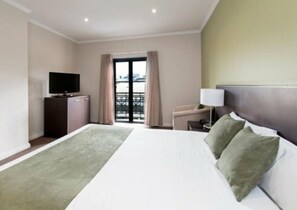 Desk, laptop workspace, iron/ironing board, cribs/infant beds - Frome Apartments (Adelaide)