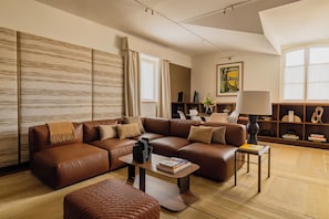 Una sala moderna con un sofá modular, una mesa de centro y una estantería.