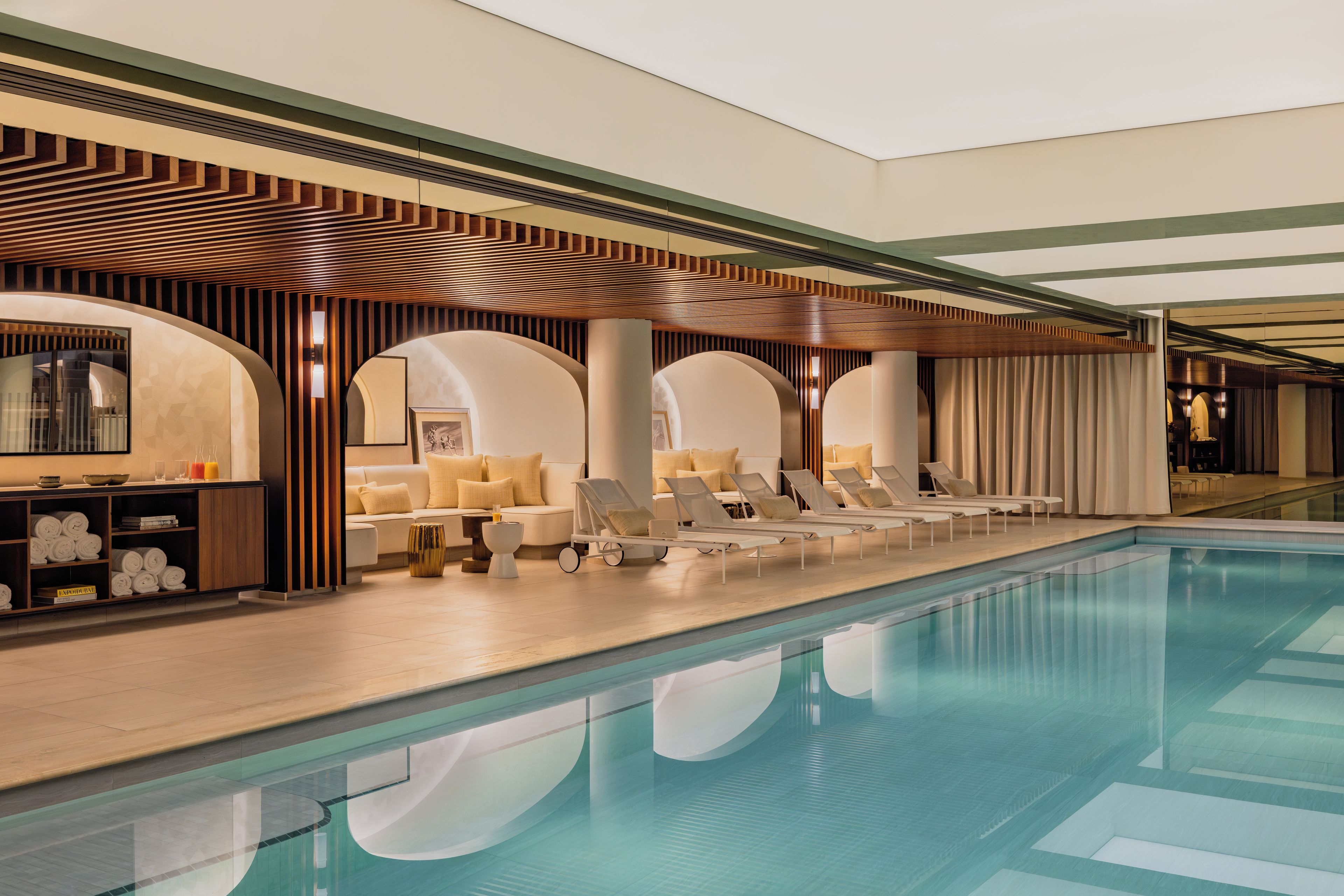 Piscina interna, funciona das 8h às 22h, espreguiçadeiras