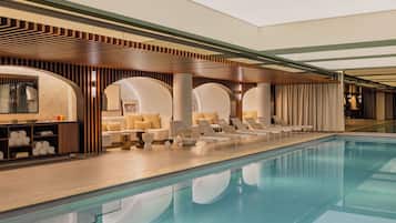 Piscina interna, funciona das 8h às 22h, espreguiçadeiras