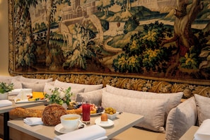 Frukostbuffé varje dag (EUR 35 per person)