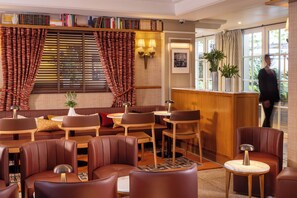 بار للمشروبات على أنغام البيانو