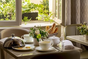 Café da manhã com buffet todos os dias (EUR 30 por pessoa) 