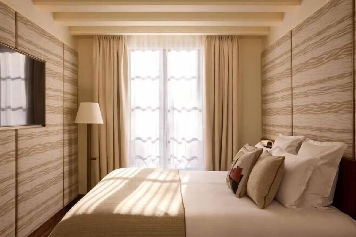 Premium bedding, down comforters, pillowtop beds, minibar