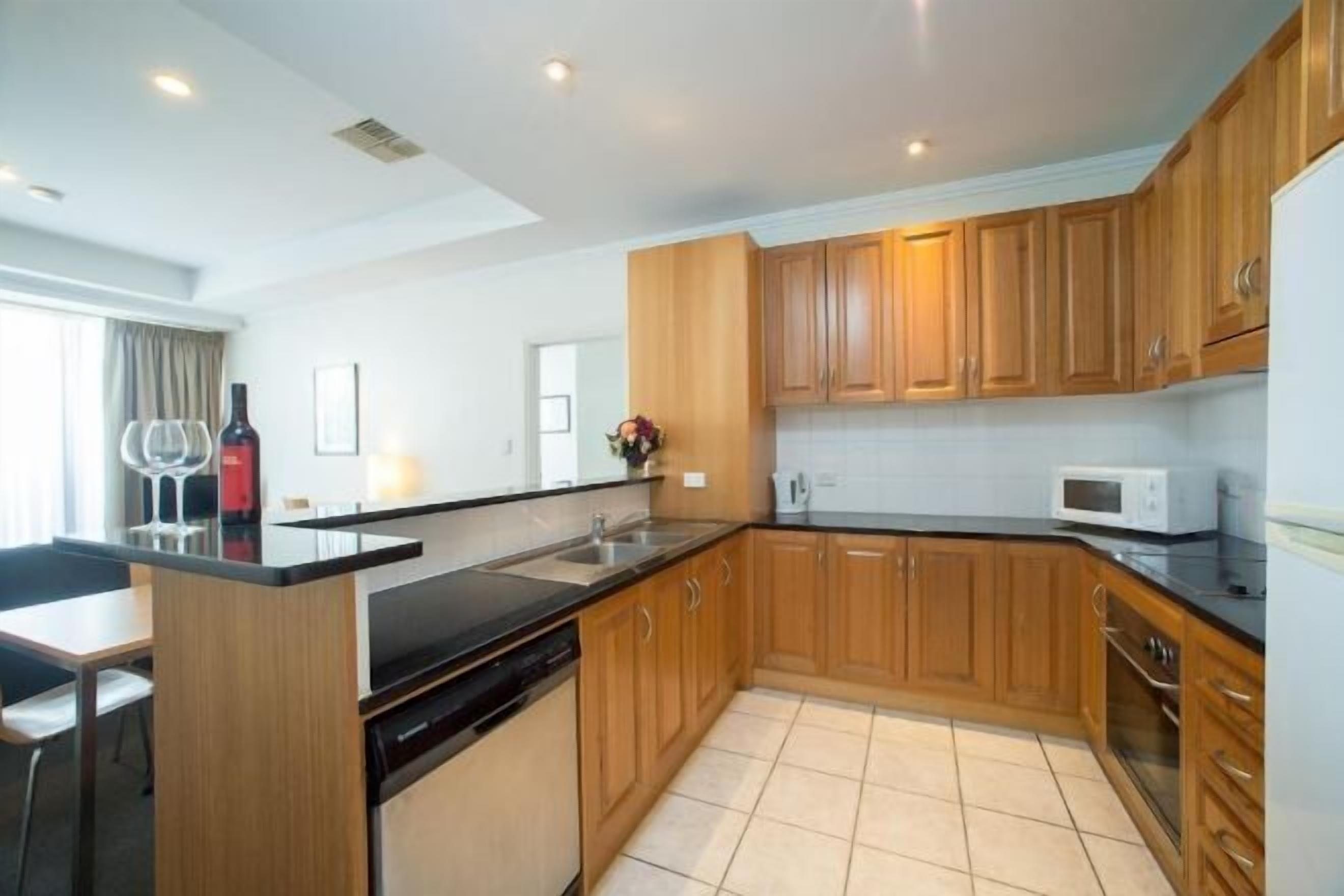 Private kitchen | Full-size fridge, microwave, oven, stovetop