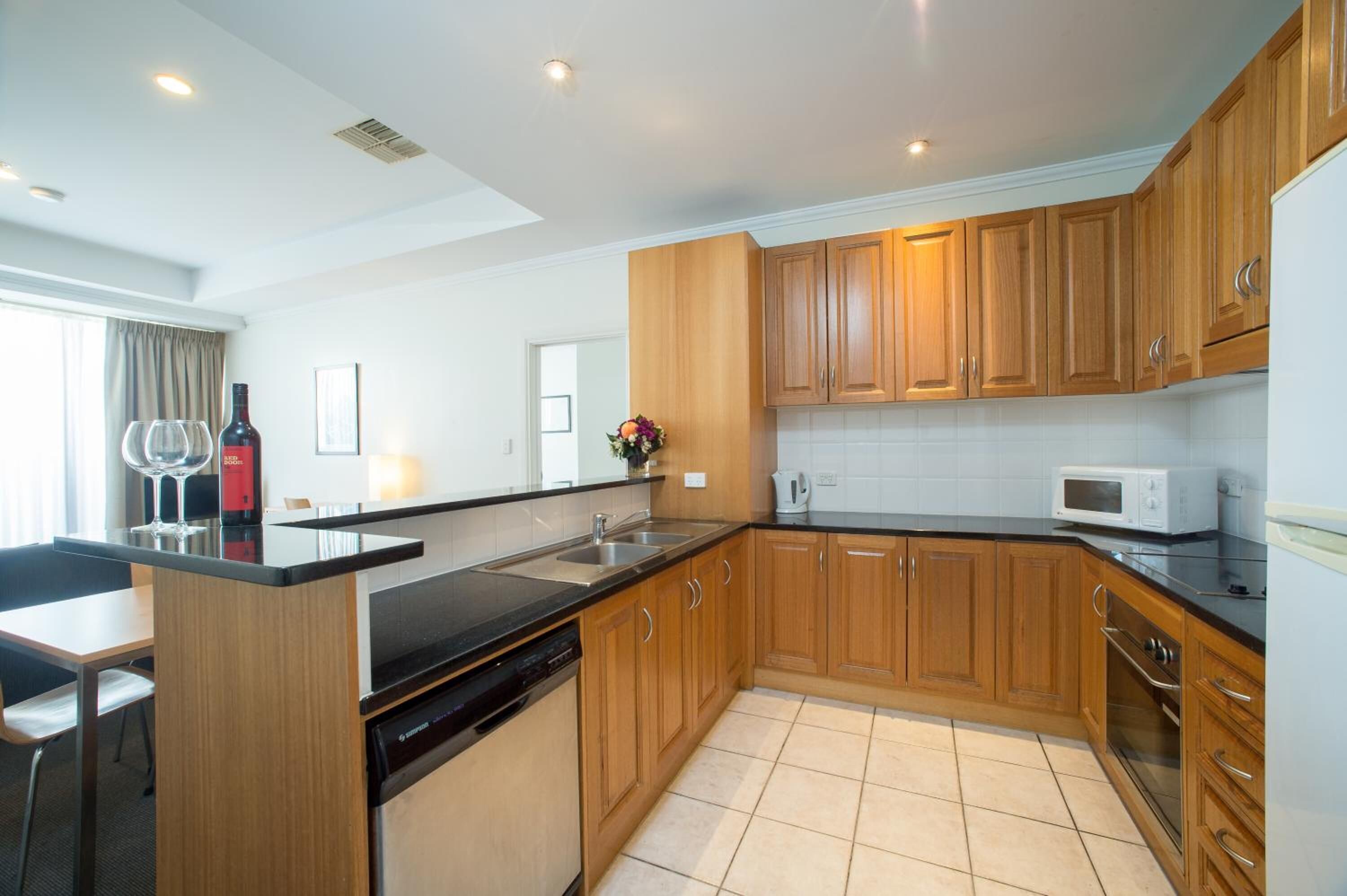 Full-sized fridge, microwave, oven, stovetop