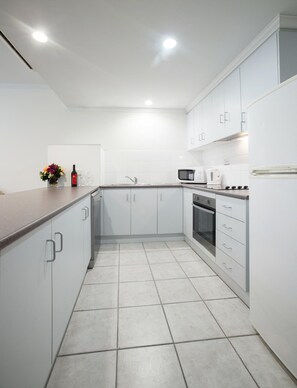 Full-size fridge, microwave, oven, stovetop