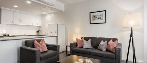 1 Schlafzimmer, hochwertige Bettwaren, Schreibtisch