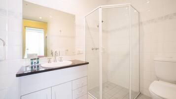 Apartment, 3 Bedrooms (2 Queen Beds and 1 Single Bed) | Bathroom | Designer toiletries, hair dryer, towels, toilet paper