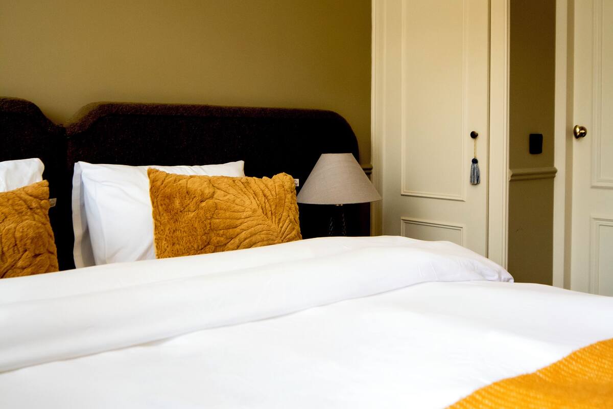 Single Room (Tiny) | Egyptian cotton sheets, premium bedding, memory foam beds, in-room safe