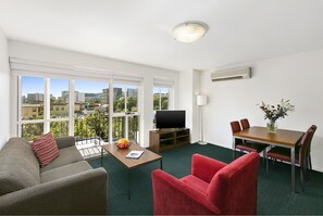 Two Bedroom Apartment | Bathroom | Combined shower/tub, free toiletries, hair dryer, towels