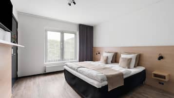 Familieværelse - flere senge - ikke-ryger (Separate Living Room) | Skrivebord, arbejdsområde til bærbare computere, mørklægningsgardiner