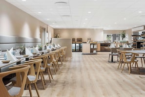 Un restaurant moderne avec des meubles en bois et un aménagement épuré et spacieux.
