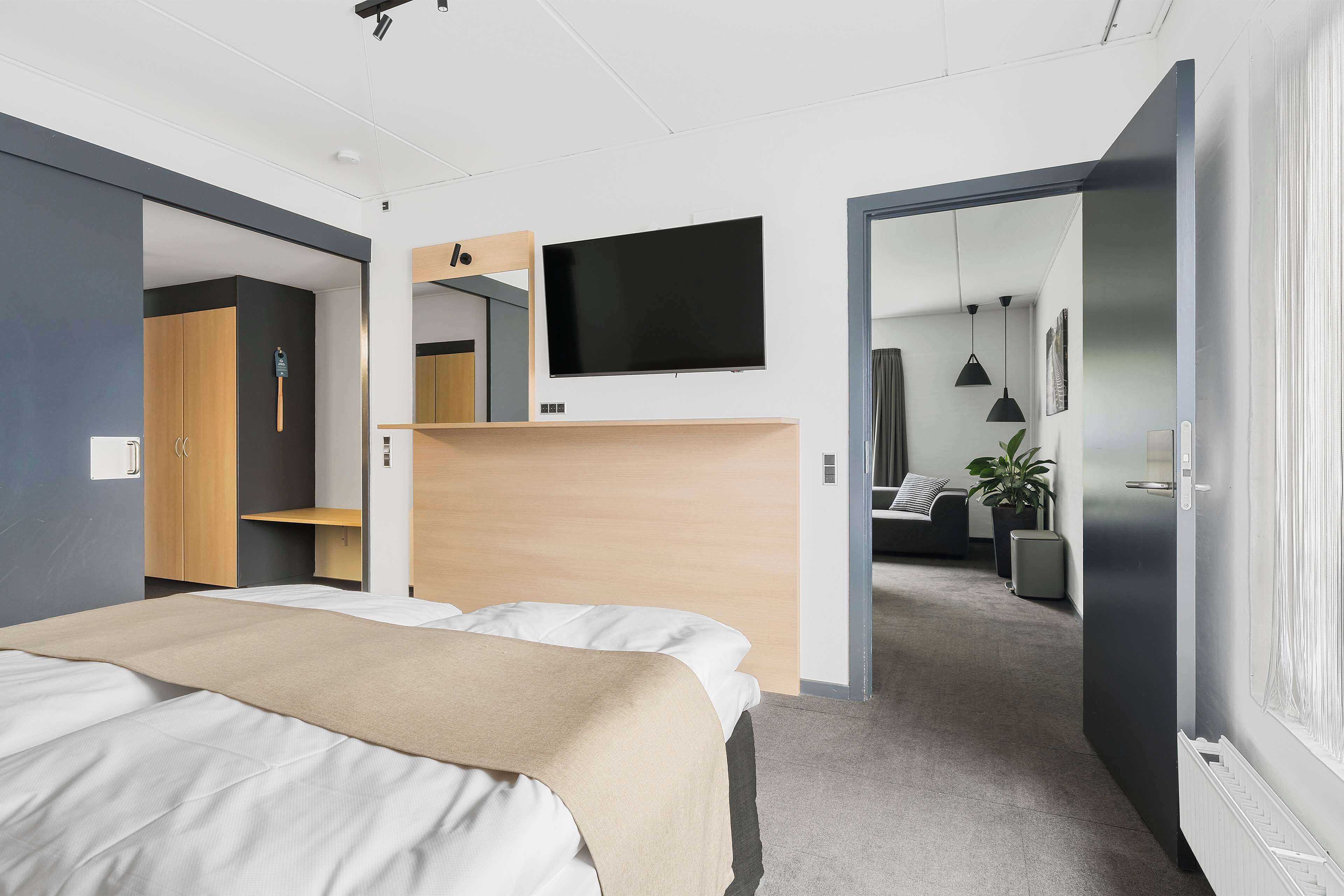 Junior-suite - 1 queensize-seng - ikke-ryger (Separate Living Room) | Skrivebord, arbejdsområde til bærbare computere, mørklægningsgardiner