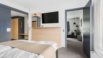 Junior-suite - 1 queensize-seng - ikke-ryger (Separate Living Room) | Skrivebord, arbejdsområde til bærbare computere, mørklægningsgardiner