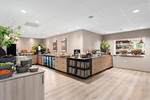 Petit déjeuner buffet (175 DKK par personne)