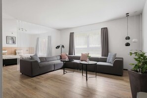 家庭房, 多张床, 无烟房 (Separate Living Room) | 办公桌、笔记本电脑工作区、遮光窗帘、熨斗/熨衣板