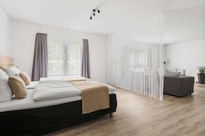 Familienzimmer, Mehrere Betten, Nichtraucher (Separate Living Room) | Schreibtisch, laptopgeeigneter Arbeitsplatz, Verdunkelungsvorhänge