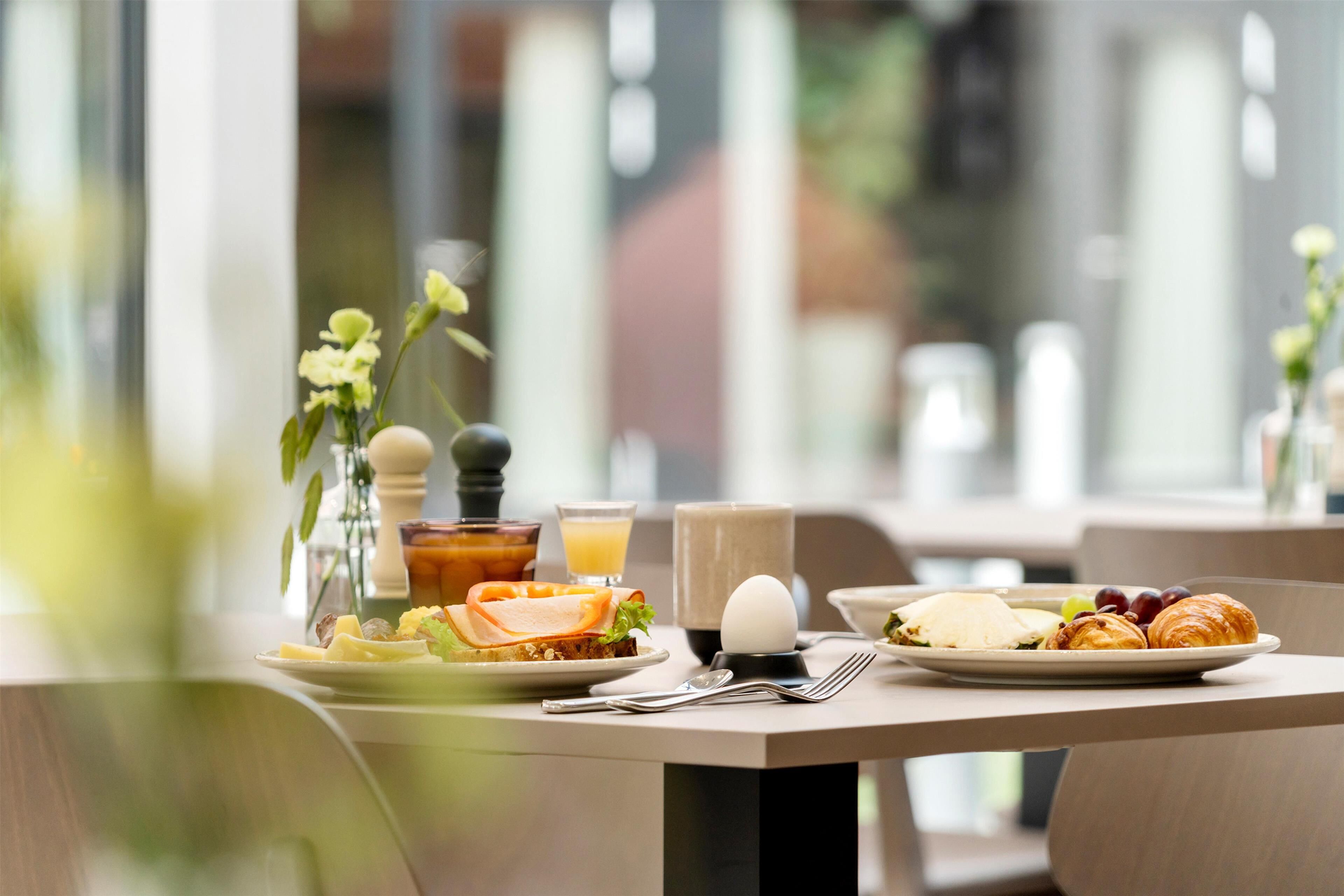 Daily buffet breakfast for a fee