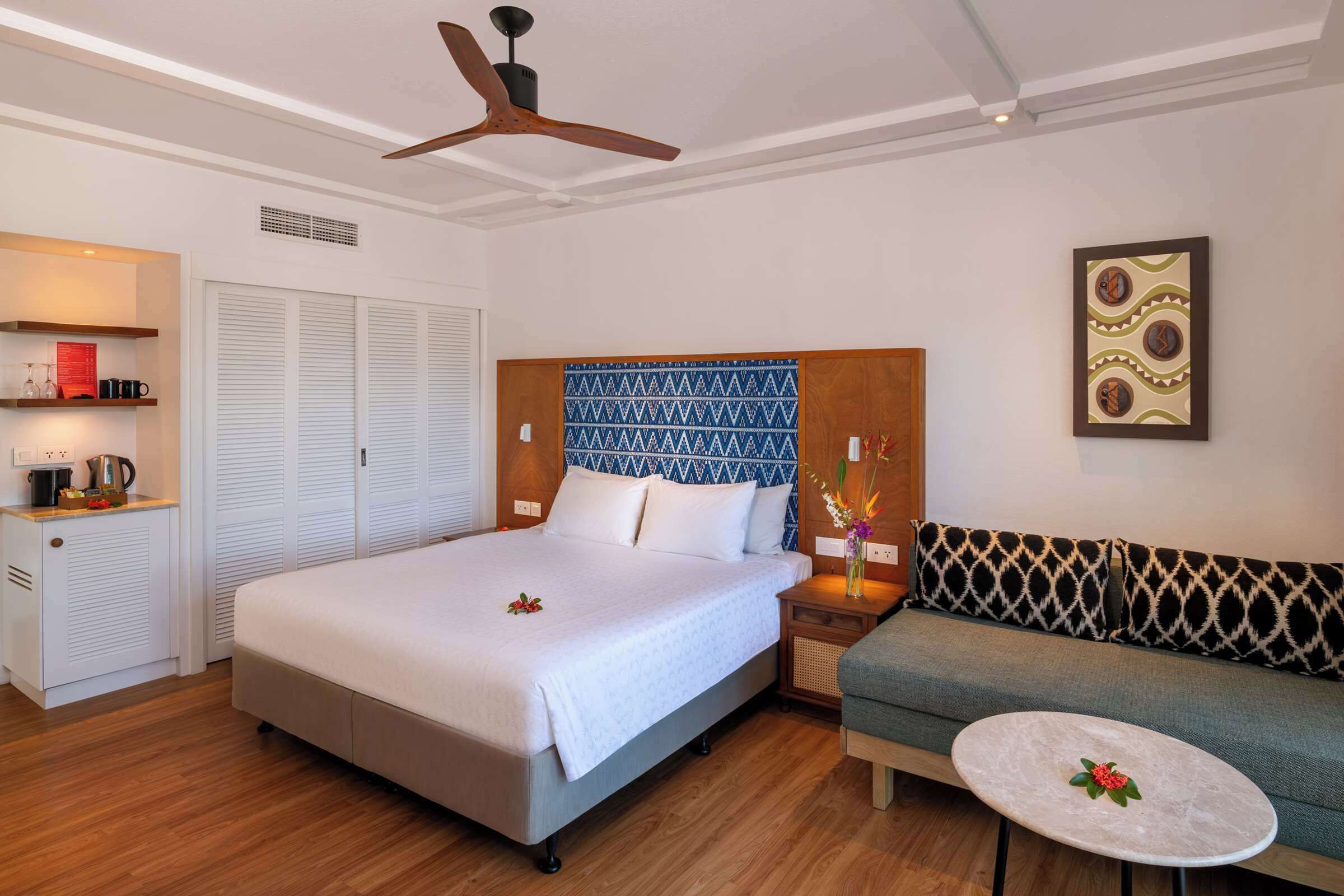 Habitación, 1 cama King size y sofá cama, vista al océano | Ropa de cama hipoalergénica y minibar 