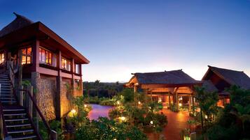 Couples treatment rooms, body treatments, hot stone massages