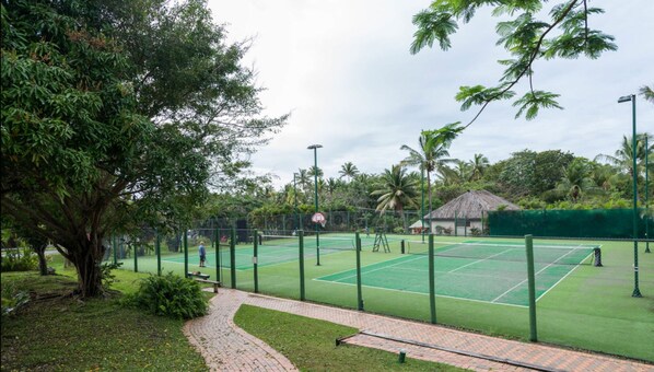 Tennis court - OUTRIGGER Fiji Beach Resort (Korotogo)