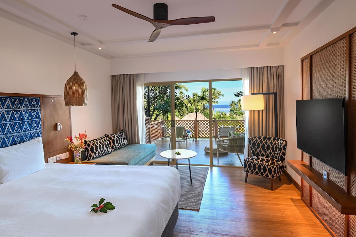 Zimmer, 1 King-Bett und Schlafsofa, Blick auf die Anlage | Allergikerbettwaren, Minibar, Zimmersafe, Schreibtisch