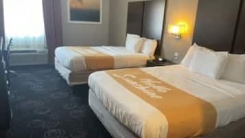 Chambre Standard, 2 grands lits | Coffres-forts dans les chambres, bureau