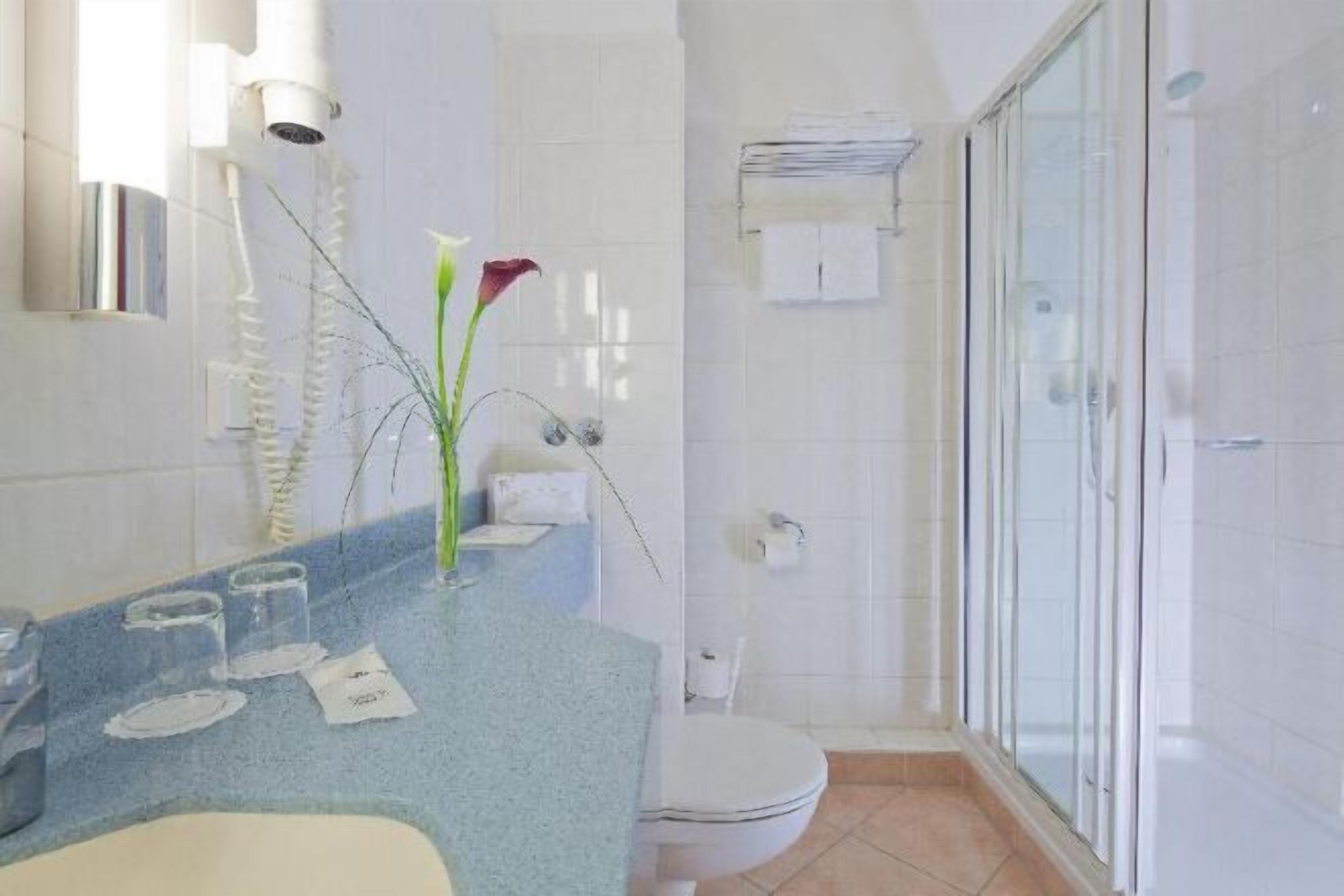 Badezimmer | Dusche, kostenlose Toilettenartikel, Haartrockner, Hausschuhe