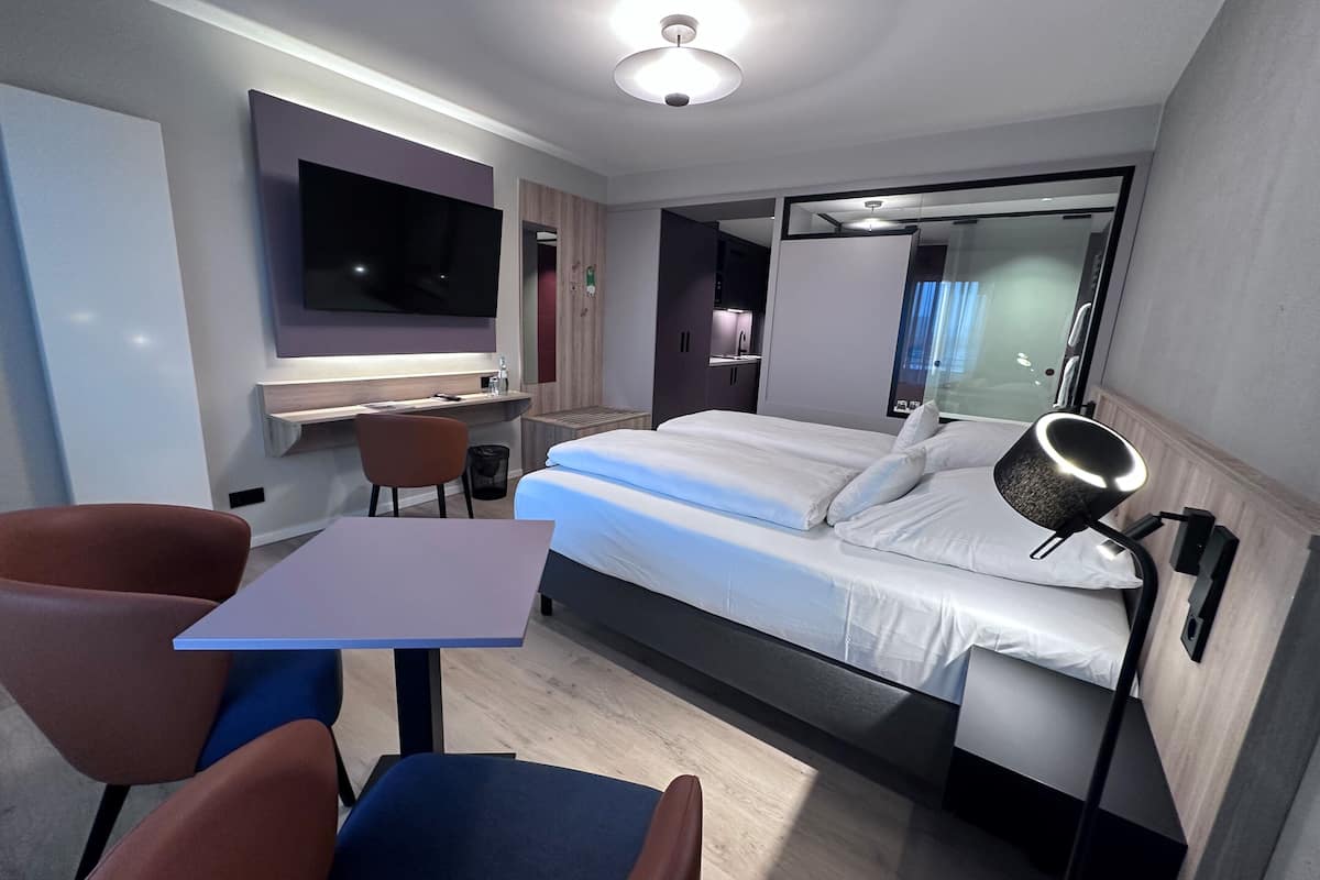 deluxe double room, 1 king bed | 1 bedroom, hypo-allergenic bedding, select comfort beds, in-room safe