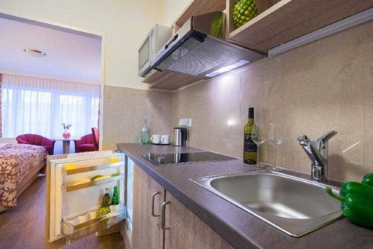 Private kitchen | Fridge, microwave, coffee/tea maker, cookware/dishes/utensils