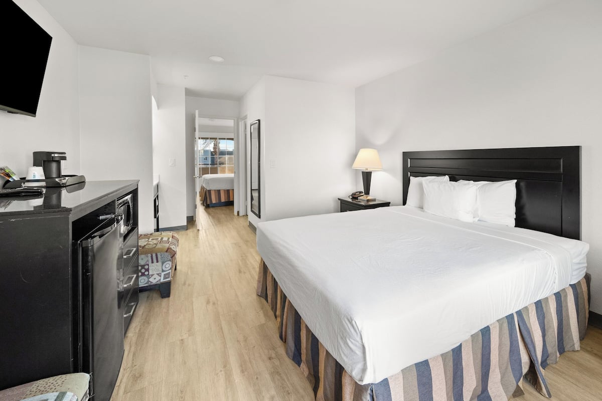 Studio Suite, Multiple Beds, Non Smoking | Bathroom | Free toiletries, towels