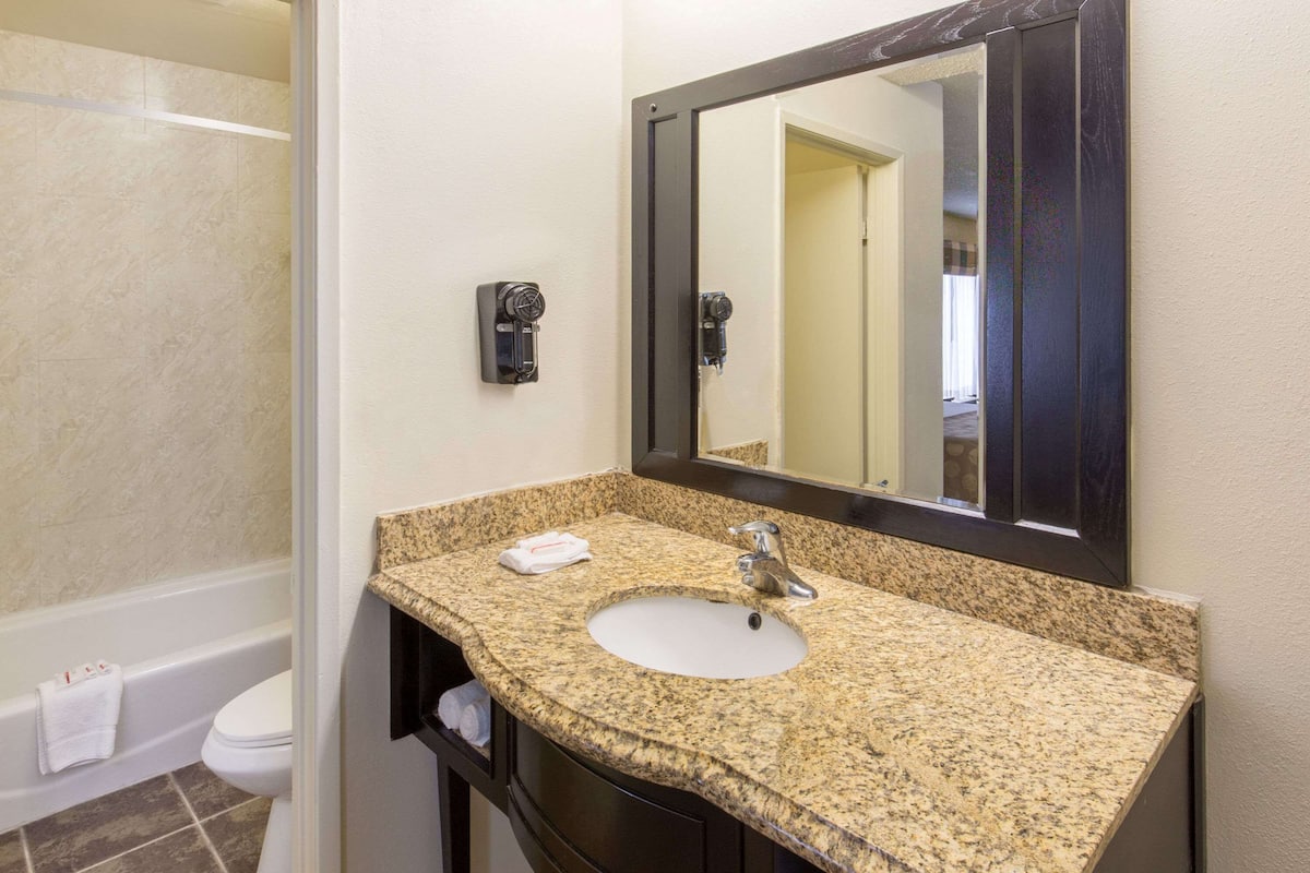 free toiletries, towels