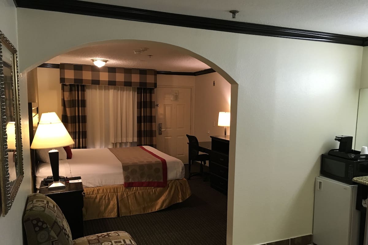 Deluxe Studio Suite, 1 King Bed, Non Smoking, Jetted Tub