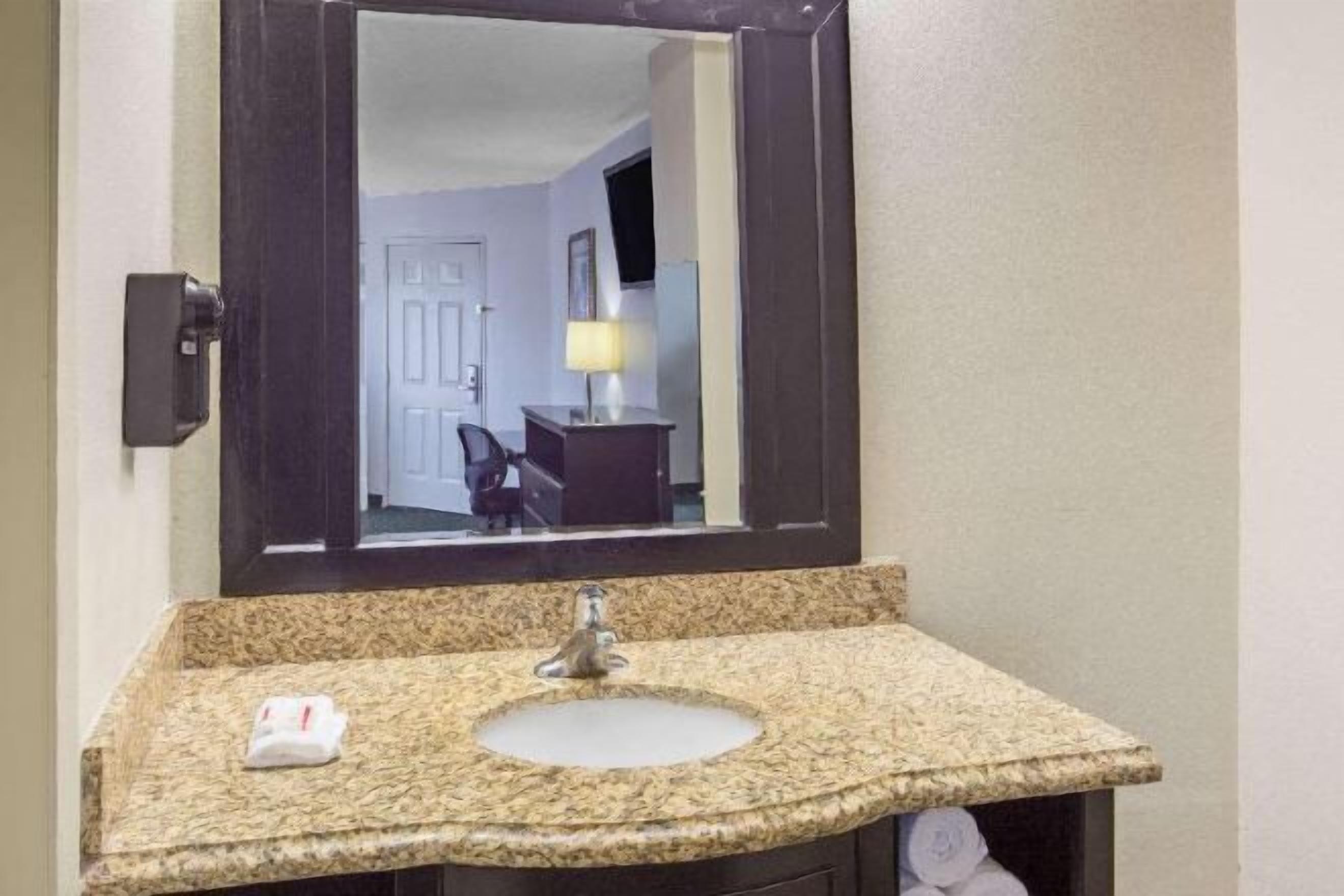 Bathroom | Free toiletries, towels