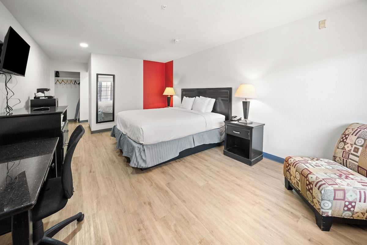 Room, 1 King Bed, Accessible, Non Smoking (Mobility Accessible) | In-room safe, desk, blackout drapes, iron/ironing board
