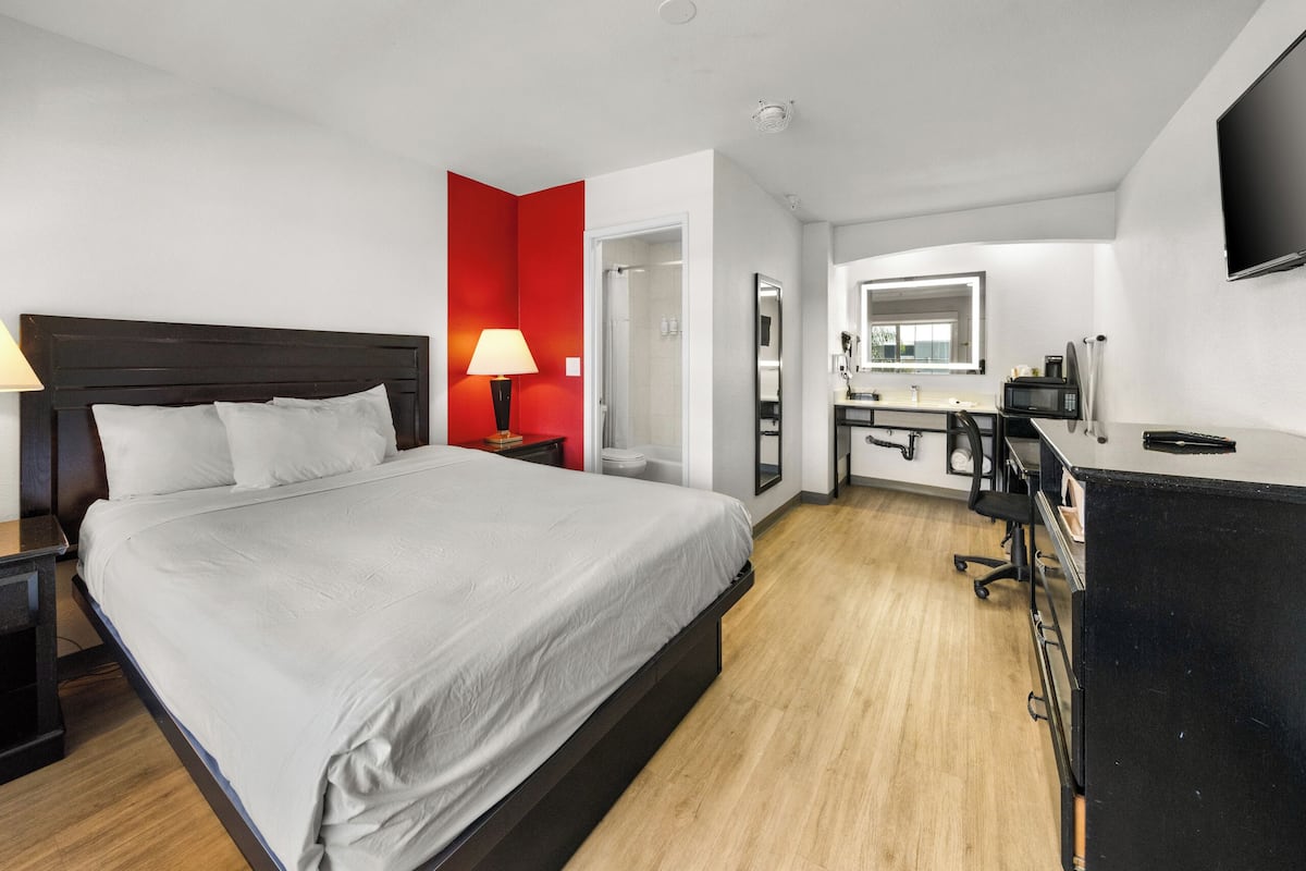 Room, 1 Queen Bed, Non Smoking | In-room safe, desk, blackout curtains, iron/ironing board