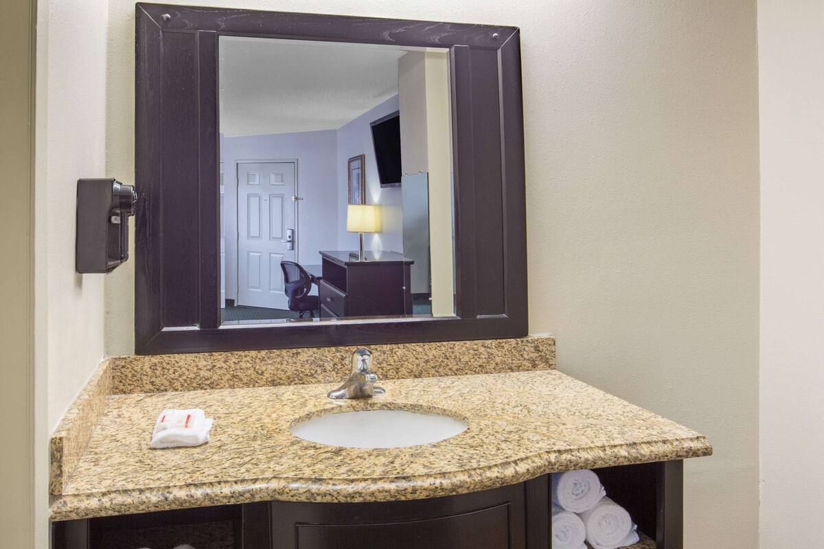 free toiletries, towels